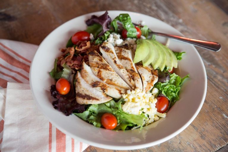 grilled chicken salad 1 768x513